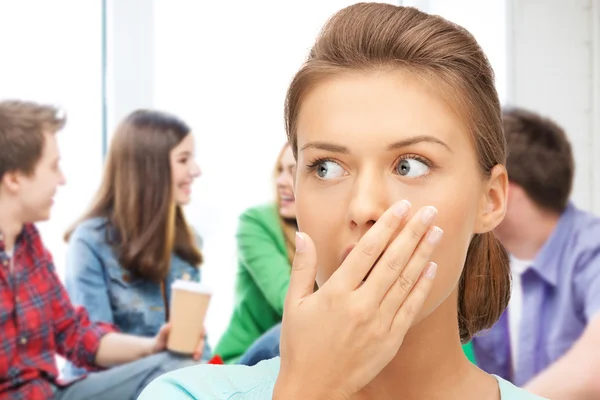 Chica estudiante aterrorizada en la escuela — Foto de Stock