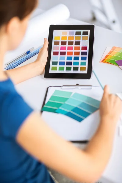 Žena pracující s vzorky barev na výběr — Stock fotografie