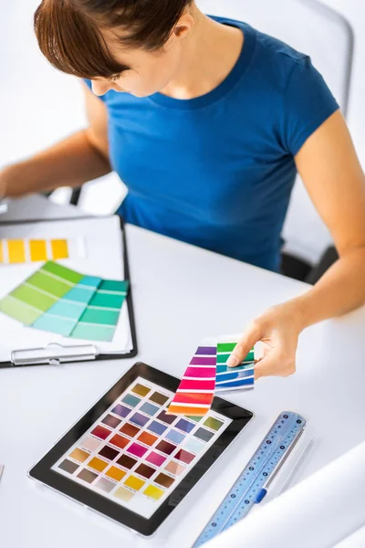 Vrouw die werkt met kleur monsters voor selectie — Stockfoto