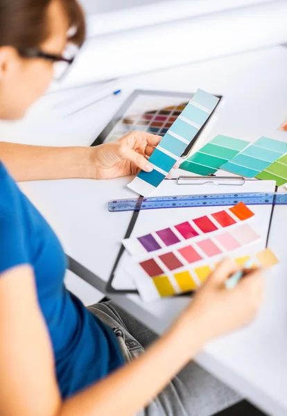 Mulher trabalhando com amostras de cores para seleção — Fotografia de Stock