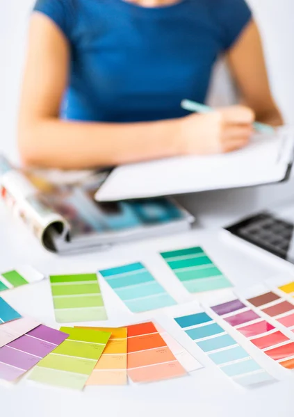 Mulher trabalhando com amostras de cores para seleção — Fotografia de Stock