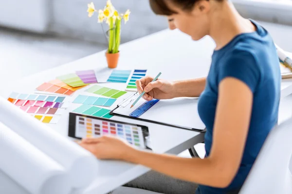 Mujer que trabaja con muestras de color para la selección — Foto de Stock