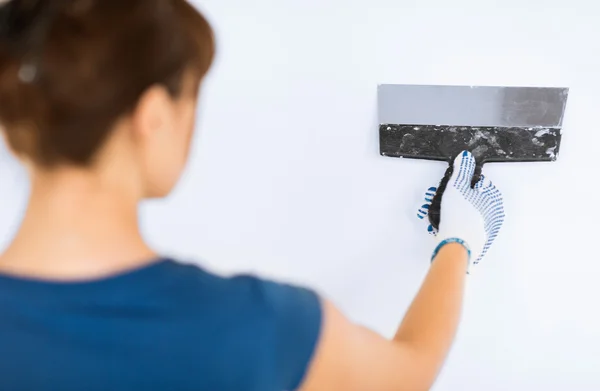 Femme plâtrant le mur avec truelle — Photo