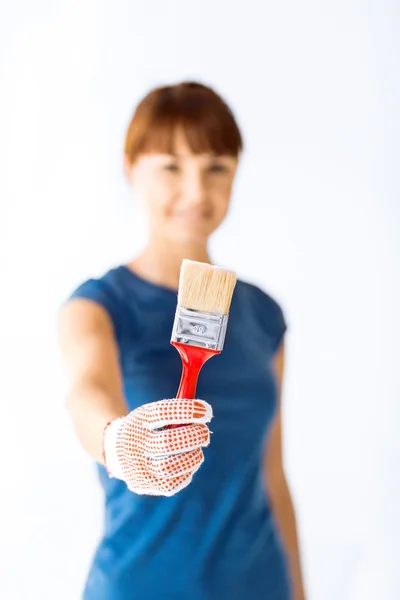 Vrouw met penseel — Stockfoto