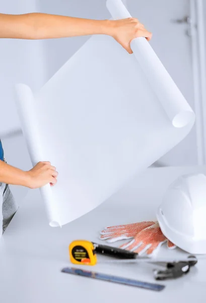 Arquiteto com planta em branco — Fotografia de Stock