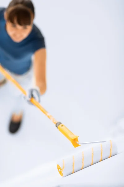 Woman with roller and paint colouring the wall — Stock Photo, Image