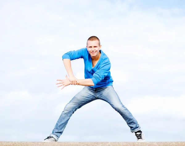 Chico guapo haciendo movimiento de baile — Foto de Stock