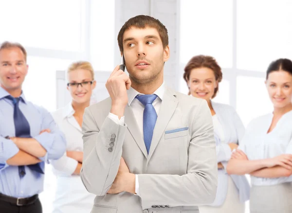 Empresário falando ao telefone no escritório — Fotografia de Stock