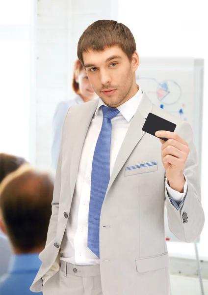 Podnikatel zobrazeno kreditní kartu v kanceláři — Stock fotografie