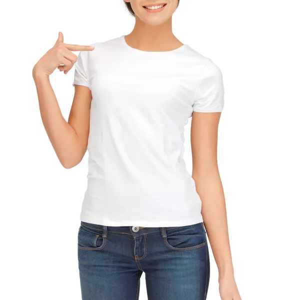 Kvinna i blank vit t-shirt — Stockfoto