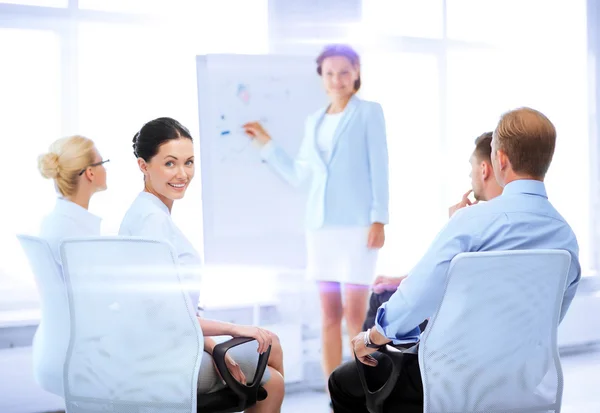 Empresaria en reunión de negocios en la oficina —  Fotos de Stock