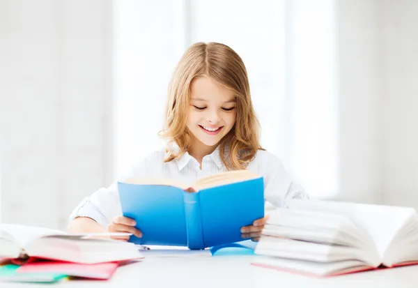 Öğrenci kıza okulda okuyan — Stok fotoğraf