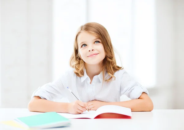 Öğrenci kıza okulda okuyan — Stok fotoğraf