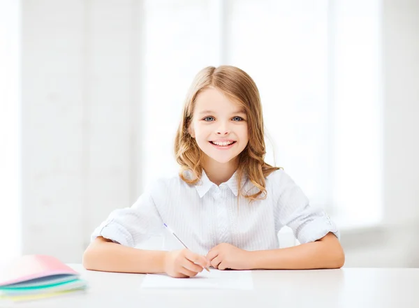 Studente ragazza studiare a scuola — Foto Stock