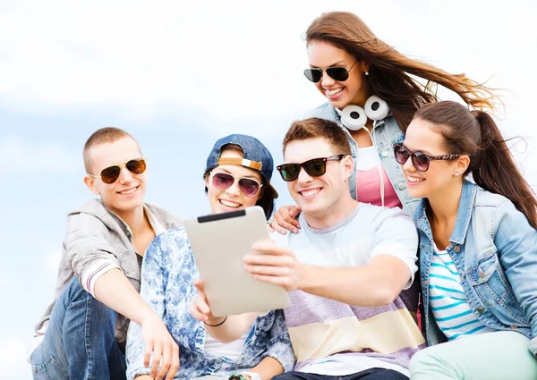 Gruppo di adolescenti in cerca di tablet pc — Foto Stock