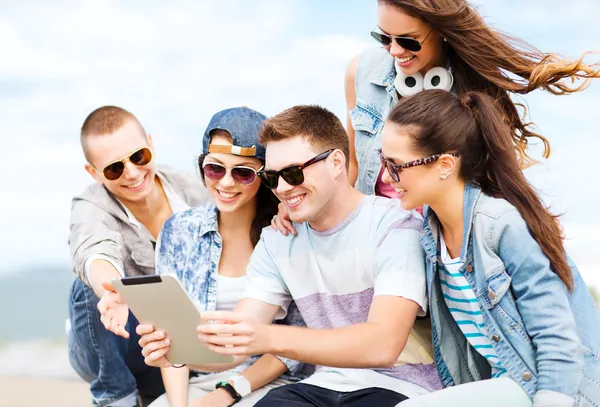 Grupp tonåringar tittar på TabletPC — Stockfoto