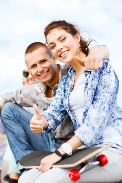 Teenages met skateboard buiten — Stockfoto