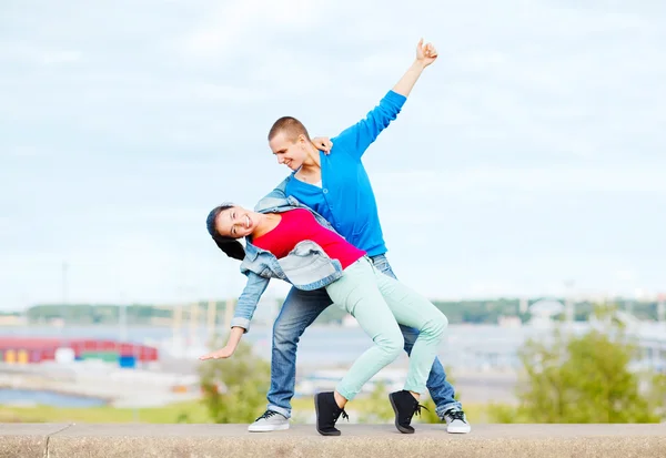 Pareja de adolescentes bailando afuera —  Fotos de Stock