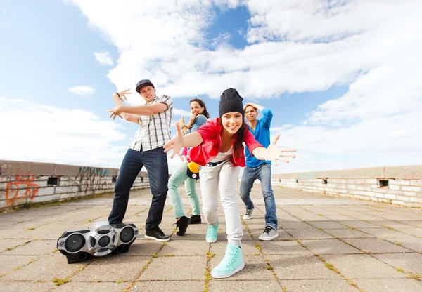 Group of teenagers dancing — Stock Photo, Image