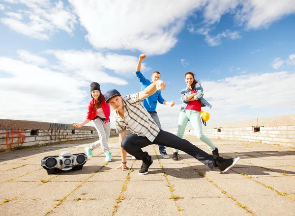 Gruppo di adolescenti che ballano — Foto Stock