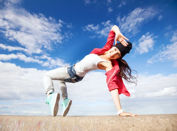 Menina dança bonita em movimento — Fotografia de Stock