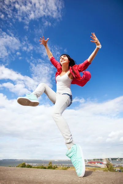 Güzel dans eden kız atlama — Stok fotoğraf