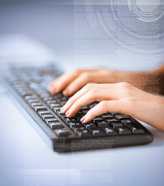 Frau tippt auf Tastatur — Stockfoto