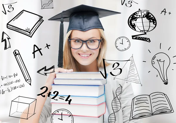 Estudante em boné de graduação — Fotografia de Stock