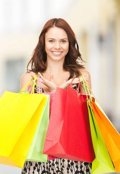 Femme tenant des sacs à provisions de couleur dans le centre commercial — Photo