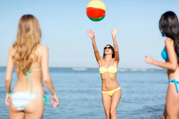Девушки с мячом на пляже — стоковое фото