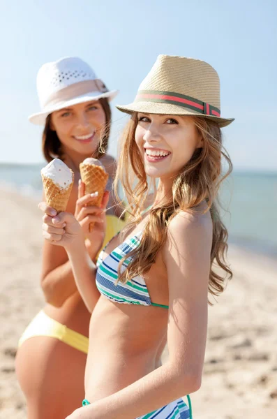 Les filles en bikinis avec de la crème glacée sur la plage — Photo