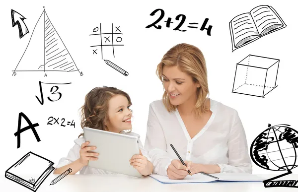 Menina e mãe fazendo lição de casa com tablet pc — Fotografia de Stock