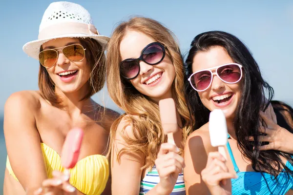 Ragazze in bikini con gelato sulla spiaggia — Foto Stock