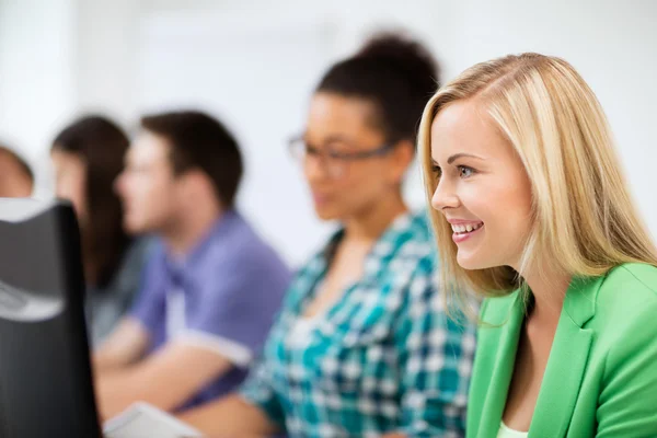 Étudiants avec ordinateur étudiant à l'école — Photo