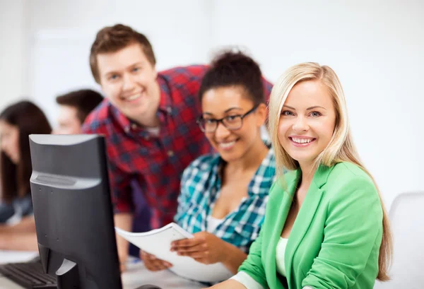 Studenter med datorn studera i skolan — Stockfoto