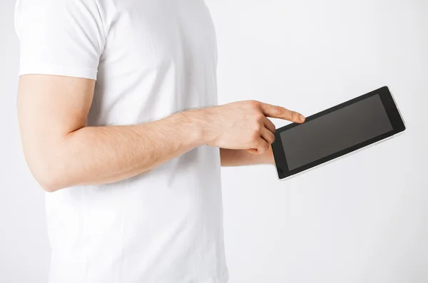 Mann mit Tablet-PC — Stockfoto