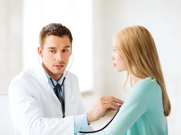 Médico con estetoscopio que escucha al paciente — Foto de Stock