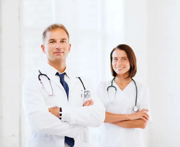 Due medici con stetoscopi — Foto Stock