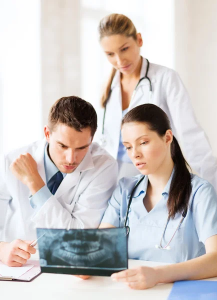 Groupe de médecins examinant la radiographie — Photo