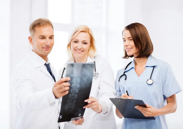 Médicos mirando rayos X — Foto de Stock