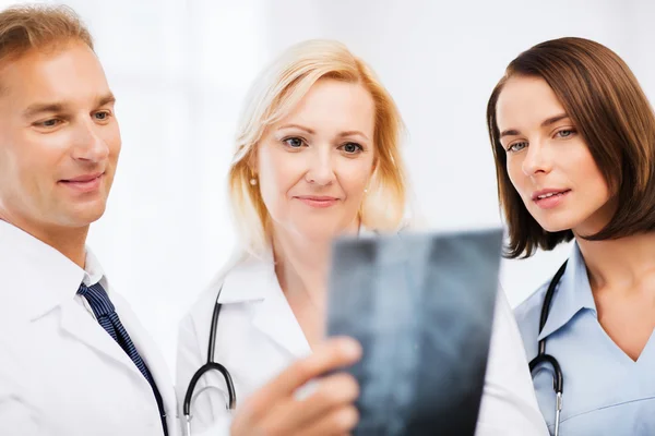 Médicos mirando rayos X — Foto de Stock