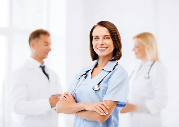 Jeune femme médecin avec stéthoscope — Photo