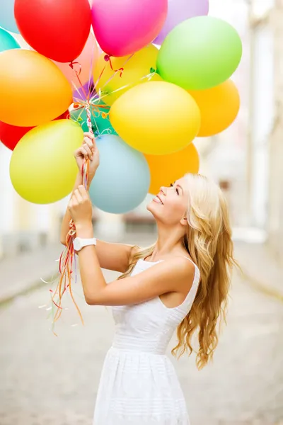 Γυναίκα με πολύχρωμα μπαλόνια — Φωτογραφία Αρχείου