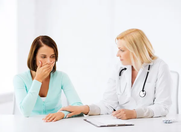 Médico con paciente en el hospital — Foto de Stock