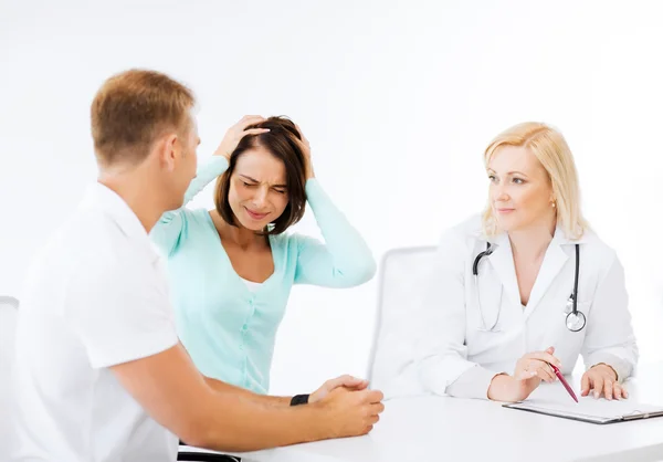 Médecin avec des patients à l'hôpital — Photo