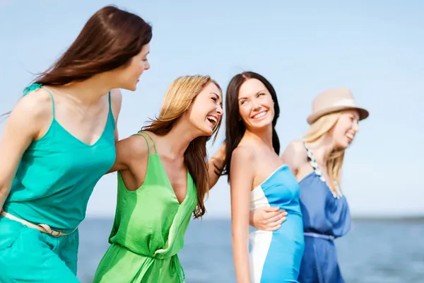 Les filles marchent sur la plage — Photo