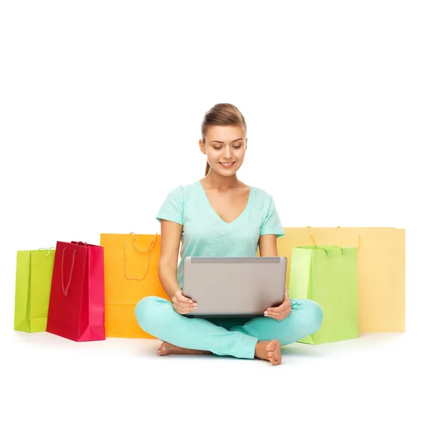 Frau beim Internet-Shopping — Stockfoto