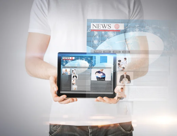 Man met tablet pc met nieuws — Stockfoto