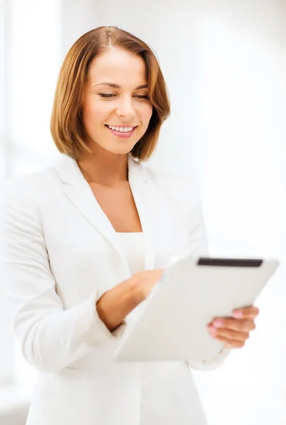 Femme d'affaires avec tablette PC dans le bureau — Photo