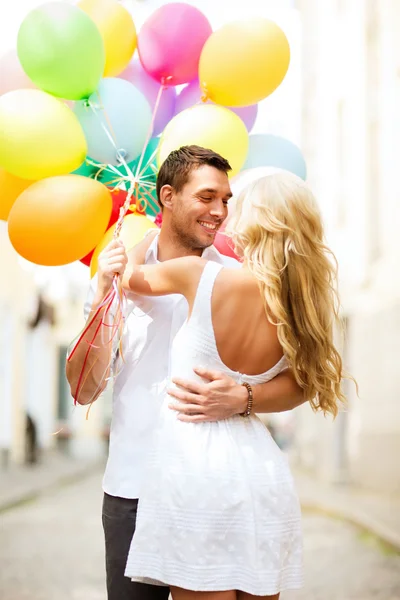 Pareja con globos de colores — Foto de Stock